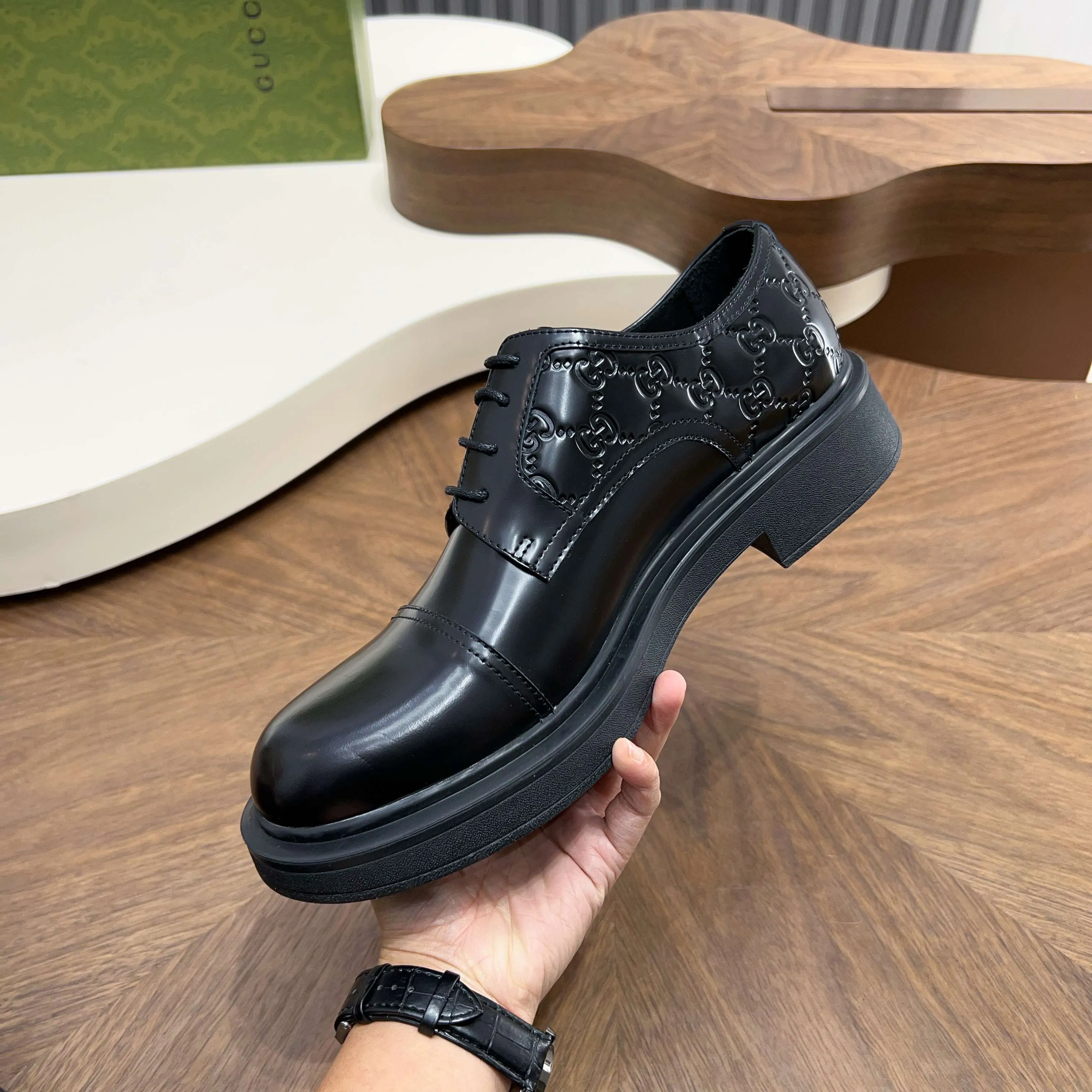 💰780 Gucci/Gucci new men’s lace-up shoes with GG details, matte cow leather derby shoes! The design of this men's lace-up shoe is rooted in the brand's heritage. Crafted from premium waxed cow leather, it is embellished with GG printed embossed suede leather details, a nod to Gucci's iconic monogram. The rubber sole decorated with GG pattern adds a touch of modern fashion to this design. Typical three-joint style design. European and American classic version, full calfskin lining. The overall upper texture is soft and the lining is comfortable and breathable. 2CM thickened soft rubber sole, easy to control. Versatile and stylish upper foot, multiple colors available to meet different matching needs, complete package! Size: 39-40-41-42-43-44 leather shoe size (38.45.46 can be customized)